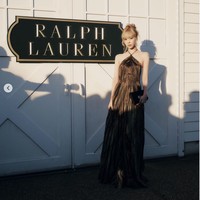 Halter dress yang dikenakannya memiliki aksen tali rantai berhias kristal. Penampilannya dilengkapi dengan koleksi tas ‘RL888 Satin Mini Crossbody Chain’ seharga $1,800 atau sekitar Rp 27,6 juta. Foto: dok. Instagram @imwinter