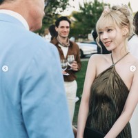 Winter mengenakan ‘Kellen Pleated Satin Evening Dress’ dari Ralph Lauren, yang harganya mencapai puluhan juta rupiah. Foto: dok. Instagram @imwinter