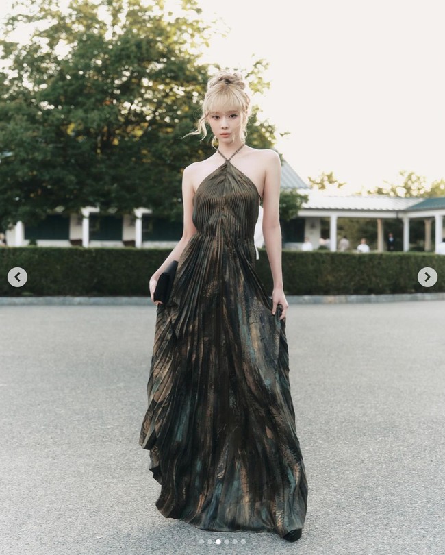 Selama peragaan busana berlangsung, personel grup KPop aespa itu duduk di sebelah Ryu Jun Yeol dan Krystal Jung. Foto: dok. Instagram @imwinter