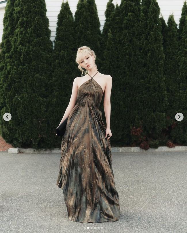 Penampilan Winter aespa sontak ramai menjadi perbincangan penggemar. Dalam foto yang dibagikannya, dia tampil elegan memakai halter dress bernuansa gold. Foto: dok. Instagram @imwinter