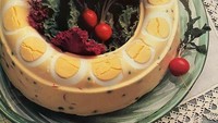 Salad dulu dibentuk mirip seperti puding hingga bentuk kue loyang pada tahun 1988. Hidangan ini dilengkapi dengan telur dan selada. Foto: Instagram @weirdoldfood