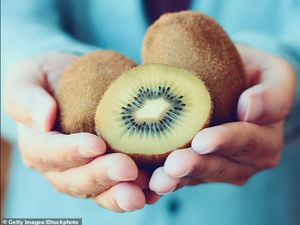 Ahli Diet Ini Beberkan Cara Aneh Makan Kiwi yang Menyehatkan