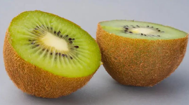 Ahli Diet Ini Beberkan Cara Aneh Makan Kiwi yang Menyehatkan