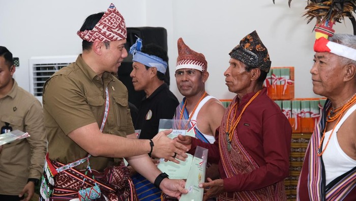 AHY berikan sertifikat tanah untuk warga eks Timor Timur di Kupang