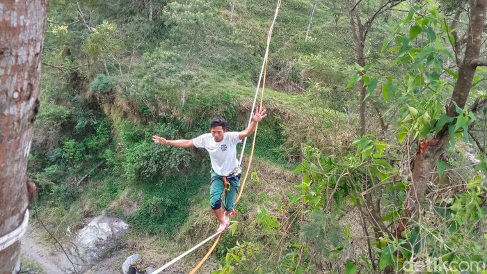 Aksi peserta menyeberang Kali Talang hulu Sungai Woro, Balerante, Klaten.