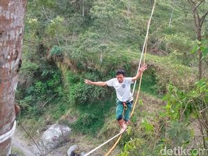 Menguji Adrenalin! Seberangi Sungai Gunung Merapi Pakai Tali