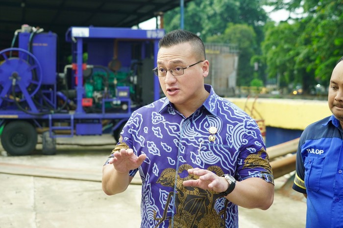 Anggota DPRD DKI Jakarta, Fraksi PDI Perjuangan Hardiyanto Kenneth Memberikan Pengarahan Kepada Operator Rumah Pompa Harus Kerja Dengan Bertanggung Jawab