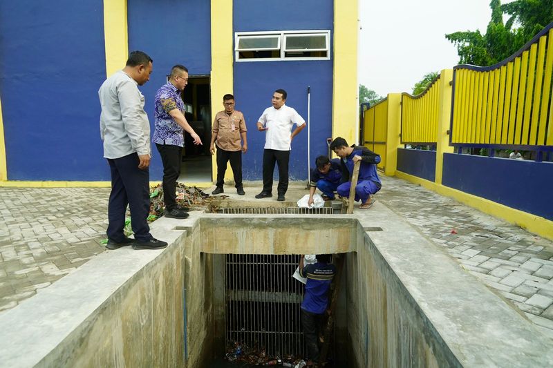 Anggota DPRD DKI Jakarta, Fraksi PDI Perjuangan Hardiyanto Kenneth Memberikan Pengarahan Kepada Operator Rumah Pompa Harus Kerja Dengan Bertanggung Jawab