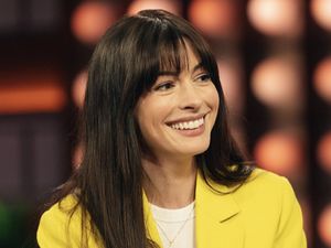 Cinta Banget Dessert, Anne Hathaway Bisa Tepat Menebak Saus Cake