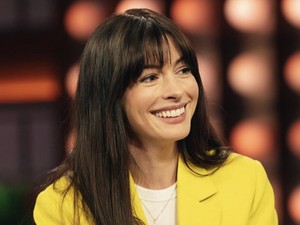 Cinta Banget Dessert, Anne Hathaway Bisa Tepat Menebak Saus Cake