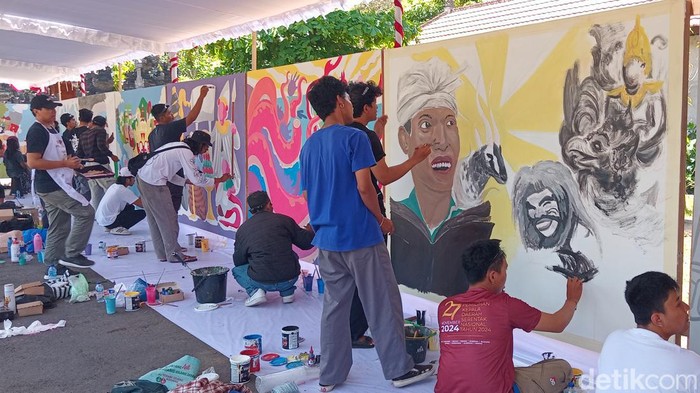 Belasan komunitas menyampaikan kritik sosial menjelang Pilkada Serentak 2024 lewat seni mural di kantor KPU Bali, Sabtu (14/9/2024). (Foto: Aryo Mahendro/detikBali)