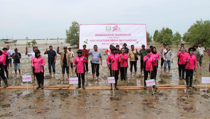 Bhayangkari Polri melakukan kegiatan aksi peduli kepada masyarakat yang berada di Pulau Sebatik
