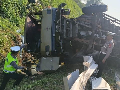 Bus PO Harapan Jaya ringsek usai menabrak truk di jalan tol Batang-Semarang Jalur A KM 347, wilayah Desa Kandeman, Kabupaten Batang, Jateng, Sabtu (14/9/2024) pagi.