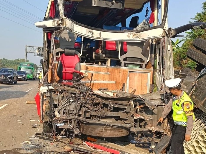 Bus PO Harapan Jaya ringsek usai menabrak truk di jalan tol Batang-Semarang Jalur A KM 347, wilayah Desa Kandeman, Kabupaten Batang, Jateng, Sabtu (14/9/2024) pagi.