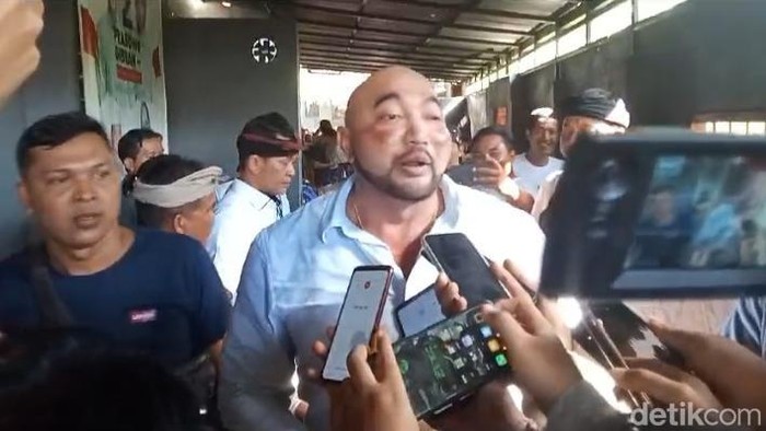 Calon Gubernur (cagub) Bali Gede Muliawan Arya alias De Gadjah saat bertemu dengan relawan di Desa Temukus, Kecamatan Banjar, Kabupaten Buleleng, Bali, pada Jumat (13/9/2024) sore. (Made Wijaya Kusuma)