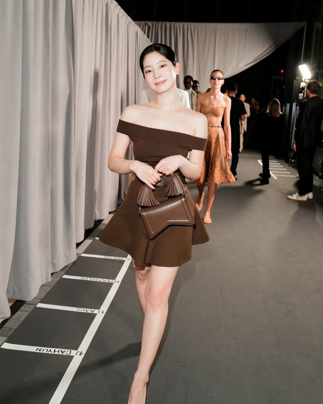 Dia mengenakan off-shoulder dress dengan detail a-line skirt dan belt berwarna senada. Dahyun juga tampak menjinjing handbag berwarna coklat dari Michael Kors. Foto: Instagram