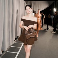 Dia mengenakan off-shoulder dress dengan detail a-line skirt dan belt berwarna senada. Dahyun juga tampak menjinjing handbag berwarna coklat dari Michael Kors. Foto: Instagram