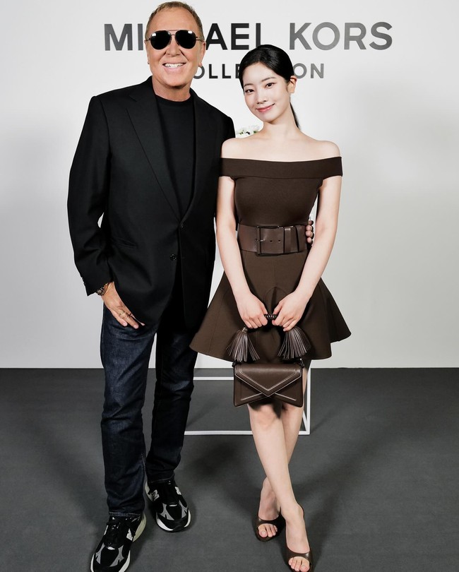 Dahyun TWICE telah diumumkan sebagai global brand ambassador Michael Kors sejak awal Maret 2024. Dia terlibat dalam campaign global Michael Kors dan kini debut sebagai model di peragaan busananya. Foto: Instagram