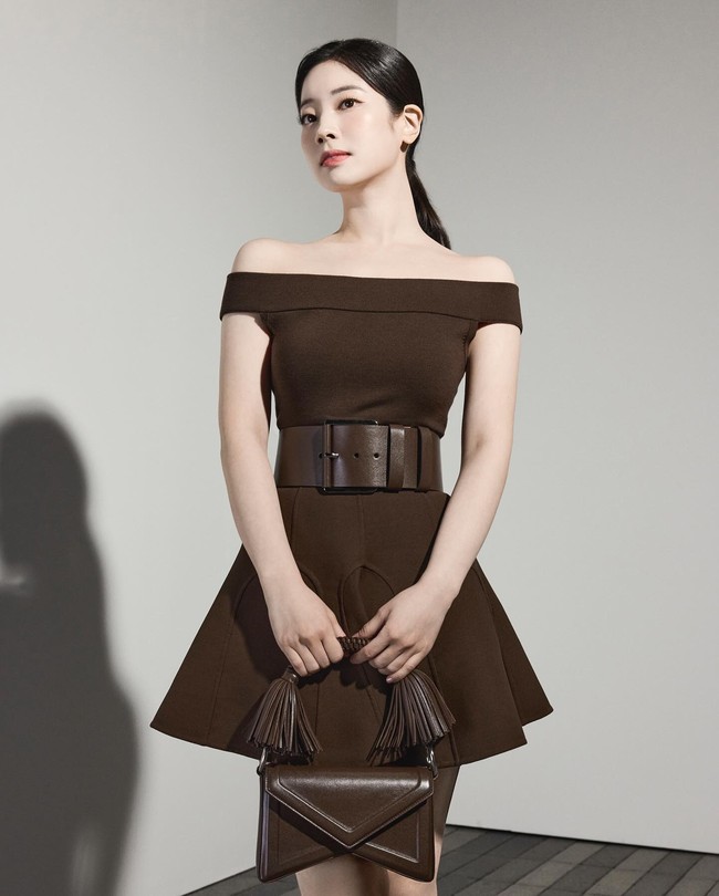 Dahyun TWICE membuat gebrakan baru setelah merambah dunia akting. Kini personel grup KPop TWICE itu tampil sebagai model runway untuk Michael Kors. Foto: Instagram