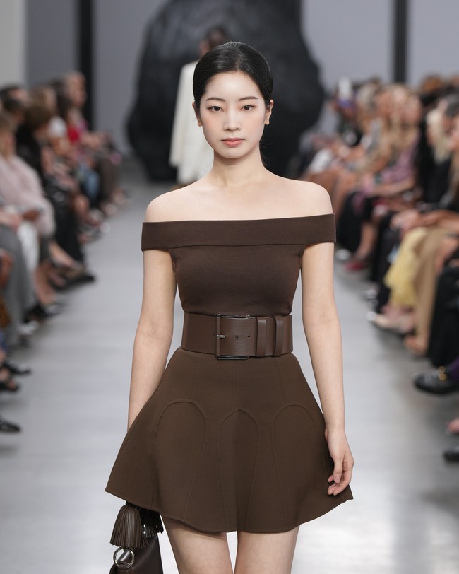 Dalam kesempatan itu, Dahyun TWICE tampil cantik elegan memakai koleksi busana terbaru Michael Kors Spring/Summer 2025. Foto: Instagram