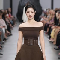 Dalam kesempatan itu, Dahyun TWICE tampil cantik elegan memakai koleksi busana terbaru Michael Kors Spring/Summer 2025. Foto: Instagram