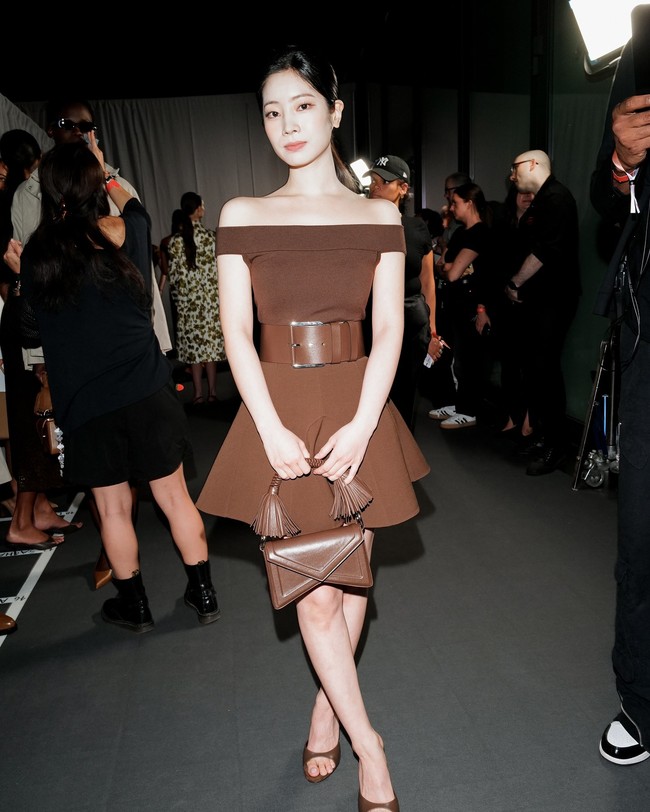 Untuk debutnya sebagai model, rambut Dahyun ditata dengan model sleek ponytail. Dia pun memakai makeup minimalis dengan pulasan lipstik dan blushon berwarna coral. Foto: Instagram