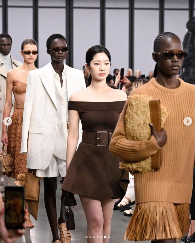 Bersama deretan model profesional, Dahyun TWICE berlenggak-lenggok di runway New York Fashion Week 2024 pada Selasa (10/9/2024) waktu setempat. Foto: Instagram