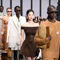 Bersama deretan model profesional, Dahyun TWICE berlenggak-lenggok di runway New York Fashion Week 2024 pada Selasa (10/9/2024) waktu setempat. Foto: Instagram