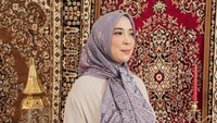 Fitri Tropica dulunya dikenal sebagai komedian, pernah bermain dalam program acara Extravaganza. Kini, wanita yang akrab disapa Fitrop itu aktif di media sosial. Foto: Instagram @fitrop