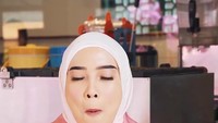 Fitri juga diketahui hobi kulineran. Ia pernah membagikan video singkat tentang cewek tiap kali jajan. Terlihat dalam potongan videonya, ia tengah menikmati corn dog. Foto: Instagram @fitrop