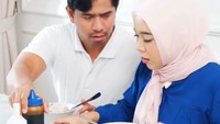 Fitrop dan sang suami juga sering membuat video lucu bersama. Momennya terlihat ketika menikmati semangkuk bakso. Foto: Instagram @fitrop