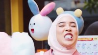 Tak hanya jajan yang gurih, tapi Fitrop juga menikmati makanan manis. Ia membeli gulali berbentuk kelinci yang lucu. Foto: Instagram @fitrop