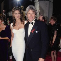 Inilah gaun Cindy yang dimaksud. Di Academy Awards ke-65, Cindy datang bersama aktor Richard Gere, suaminya kala itu. (Foto: Getty Images/Vinnie Zuffante)