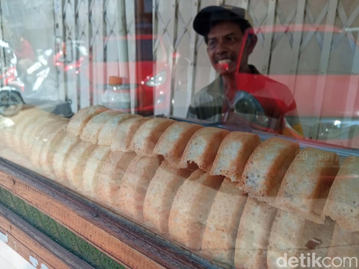 Herman, penjual kue gonjing di Cirebon