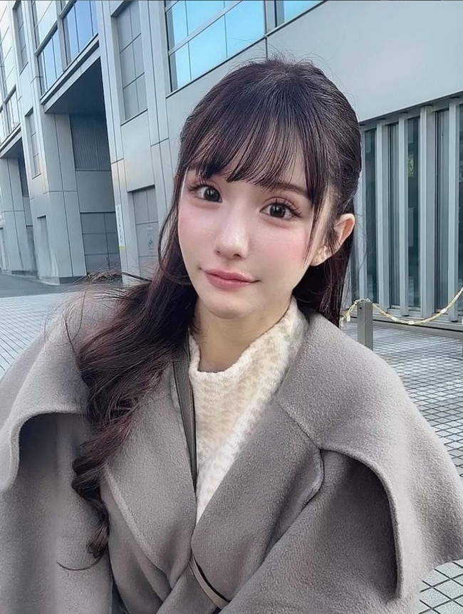 Setelah lulus SMA, Hirase kerja serabutan dan berusaha hidup sehemat mungkin agar bisa menabung cukup uang untuk operasi plastik. Begitu tabungannya sudah terkumpul 10 juta yen, dia menjalani operasi plastik untuk pertama kali. Foto: Instagram/@nyairin_18