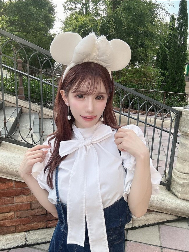 Selain media sosial, sosok Hirase juga beberapa kali muncul di acara televisi. Dia juga reguler menjadi ring girl di pertandingan gulat. Foto: Instagram/@nyairin_18