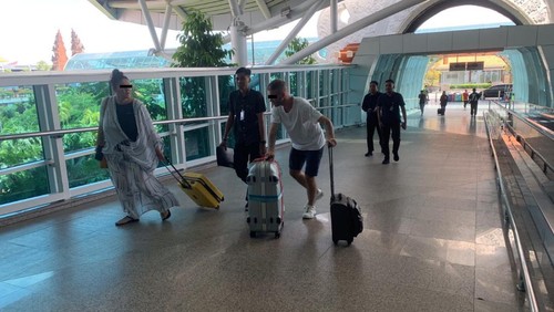II dan MN dideportasi dari Bali melalui Bandara Internasional Ngurah Rai, Kamis (12/9/2024). (Dok Redenim Denpasar)