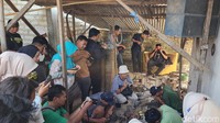 Para traveler menyaksikan keris-keris diukir sesuai pesanan.