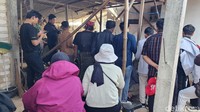 Mereka berkerumun didepan pandai itu.