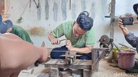 Keris yang ada di Desa Aeng Tong-tong dimulai dari Rp 500 ribu sampai jutaan rupiah, tergantung bahan yang dipakai.