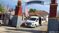 Traveler itu pun kami ajak ke Desa Aeng Tong-tong yang menjadi pusat pengrajin keris di Pulau Madura.