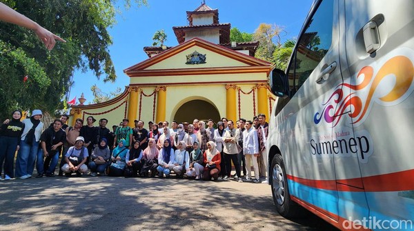 Momen Puluhan Traveler Berkeliling di Keraton Sumenep dan Desa Keris