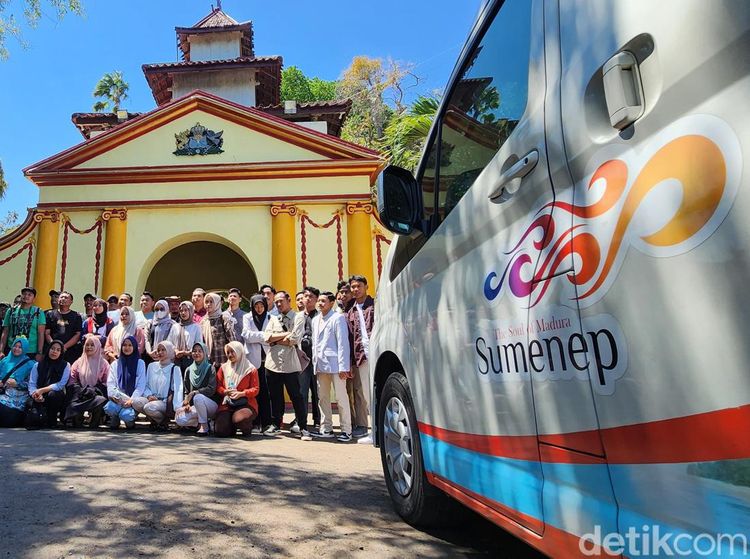 Momen Puluhan Traveler Berkeliling di Keraton Sumenep dan Desa Keris