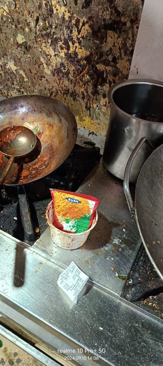 ¡Abominación! La cocina del puesto de comida en la terminal de autobuses está sucia y huele mal.