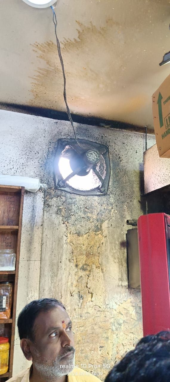 ¡Abominación! La cocina del puesto de comida en la terminal de autobuses está sucia y huele mal.