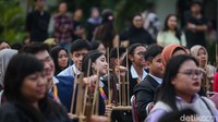 Sejumlah siswa bermain angklung saat penutupan Muskitnas MUN 2024 di Museum Kebangkitan Nasional, Jakarta, Jumat (13/9/2024).