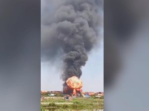 Penampakan Kobaran Api Kebakaran Tempat Penyulingan Tiner di Jakut