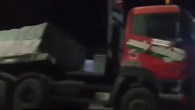 Kecelakaan kemudian lintas truk tersangkut di median Jalan