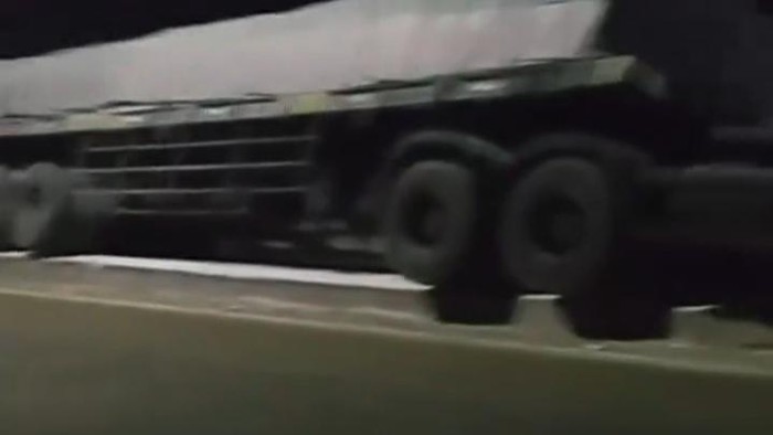 Kecelakaan kemudian lintas Truk tersangkut di median Jalan