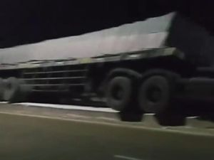 Sopir Tak Konsentrasi, Truk Nangkring di Median Jalan Nasional Lamongan